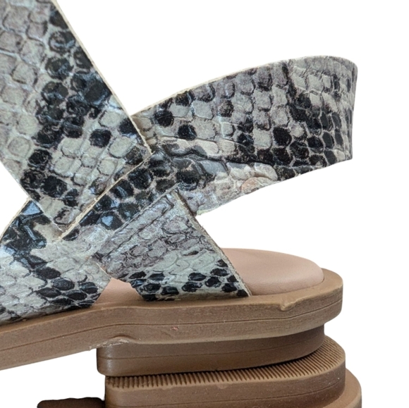 Clarks Women's Snake Print Sandals sz 7 - Picture 5 of 8